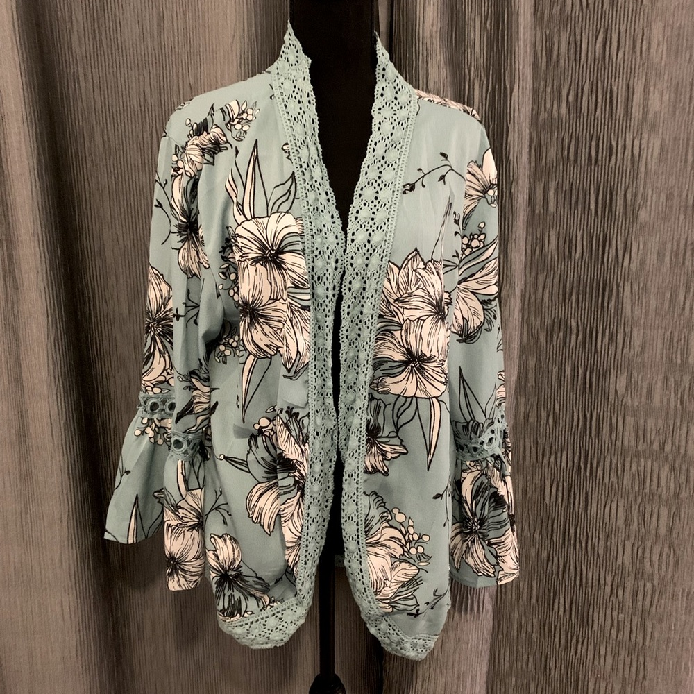 Sea green floral kimono.  Open front, bell sleeves, crochet trim,  sz L NWOT
